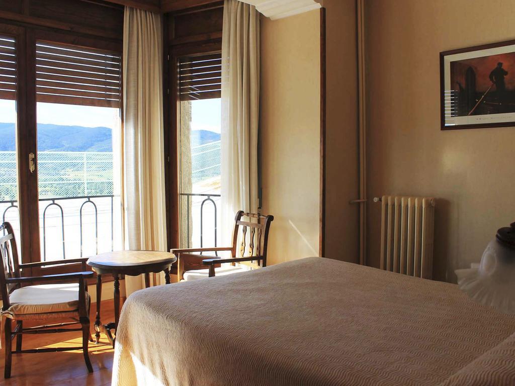 Hostal Rita Belvedere Puigcerda Ngoại thất bức ảnh